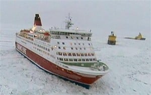 En esta foto de la televisión se observa un transbordador atrapadoen el hiel del Mar Baltico el jueves 4 de marzo del 2010. El servicio de rescate de Suecia informó que cuatro transbordadores de pasajeros con más de un millar de personas a bordo están atrapadas en el hielo del mar Báltico.  (Foto AP/SVT via APTN)